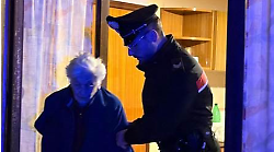 Carabinieri come angeli, vedono le fiamme in una casa e salvano un'anziana ultranovantenne