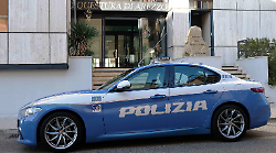 Ai domiciliari, ruba in un negozio del centro e per scappare strattona addetto alla sicurezza e un passante. Arrestato