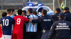 Calcio e razzismo, offeso giocatore di colore: si scatena la rissa. Ancora una partita finita a cazzotti. Sul campo arriva la polizia