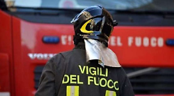 Incendio in una villetta: soccorso un anziano, pericoli per una bombola di gpl. L'intervento dei vigili del fuoco