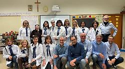 Ex alunni tornano a scuola dopo 50 anni e fanno una sorpresa all'ex maestra suor Gabriella