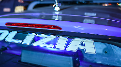 Finge di essere la figlia per truffare anziana, colluttazione in casa poi la polizia arresta falso appuntato e la complice: recuperati i gioielli 