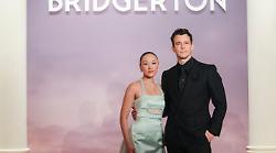 Effetto Bridgerton, l'impatto della serie Netflix: dalla moda al nuovo Cime tempestose