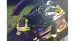 Coppia intrappolata tra le lamiere nell'auto finita fuori strada: estratti dai vigili del fuoco