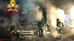 Autostrada A1 nel caos: camion che trasporta frutta va a fuoco in galleria. Lunghe code e automobilisti bloccati