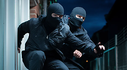 Tornano i ladri che colpiscono nelle case prima di cena: furto in villetta nella solita zona