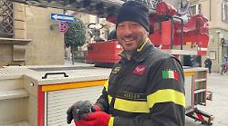 Piccione incastrato sulla terrazza del palazzo dell'ex Banca Etruria salvato dai vigili del fuoco