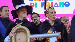 Il Carnevale riaccende la meraviglia: cos&igrave; la cartapesta diventa racconto. Ecco i carri dei quattro Cantieri. Le foto