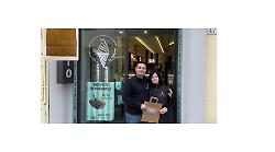 Scrive aforismi sulle buste del gelato. Tommaso: "La gente gusta, sorride e riflette"