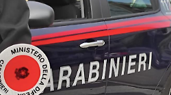 Straniero prende a calci un carabiniere al supermercato e gli frattura la caviglia