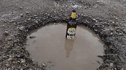 Bottiglia di birra nella buca se il frigo non funziona. Succede a Tregozzano