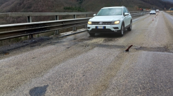 Ancora buche sulla E45 a causa della pioggia: diverse auto danneggiate