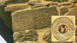 Un'antica pietra con il simbolo del labirinto individuata in Val di Chio: l'ipotesi di un edificio sacro pagano