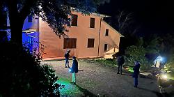 Ladro muore mentre scappa: furto in villa finisce nel sangue. Banda in fuga, caccia all'uomo