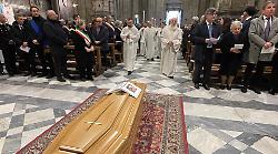 I funerali di monsignor Riccardo Fontana. L'addio al vescovo buono che si dedicava agli ultimi