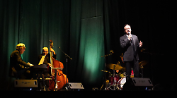 Gianluca Guidi al teatro Petrarca: omaggio a Frank Sinatra, l'uomo e la sua musica