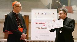 L'abbraccio di Arezzo al cardinale Pizzaballa: in mille nella basilica, consegnati 30 mila euro per i bambini di Gaza