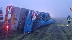 Camion fuori strada sull'autostrada A1: lunghe code e rallentamenti. Ferito l'autista del mezzo