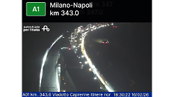 Groviglio in A1: sette feriti (due minori) nello scontro fra tre auto e due camion. Lunghe code