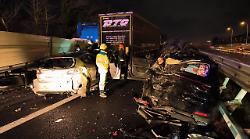 Pauroso scontro sull'Autostrada A1. Sette feriti, soccorritori al lavoro per ore. Traffico in tilt, lunghe code e disagi. Le foto