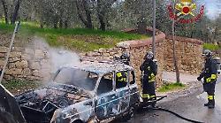 Auto alimentata a Gpl completamente avvolta dalle fiamme