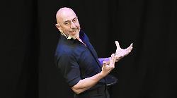 Tipi, in scena agli Antei il recital comico-antropologico di Roberto Ciufoli