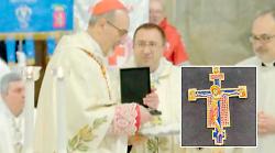 Il crocifisso gioiello donato al cardinale Pizzaballa. E' come quello di Ciampi: riproduce il Cristo di Cimabue