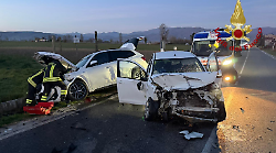 Due feriti nello schianto fra tre auto sulla strada statale 73: in ospedale un 54enne e un 19enne