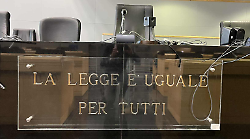 Violenze sessuali sulla figlia minorenne della compagna: vigilante condannato a 18 anni. Costretta ad assumere alcol e droga