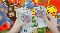 Superenalotto, i numeri di oggi, gioved&igrave; 26 febbraio. Caccia al jackpot da favola: 126,2 milioni di euro