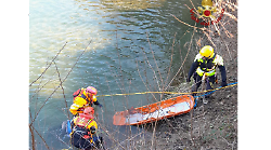 Uomo trovato cadavere in Arno, corpo individuato con l'elicottero e recuperato dai vigili del fuoco