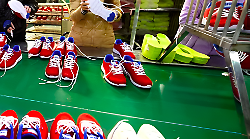 Giovane ruba un paio di scarpe, commerciante lo scopre: fugge e poi i carabinieri lo arrestano