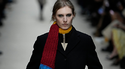 Prada, la collezione che fa ammirare gli abiti ma anche pensare. E il resto della moda insegue i like