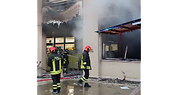 Incendio al negozio dei cinesi, paura e danni: indagini sulle cause del rogo