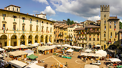 Fiera Antiquaria con pi&ugrave; espositori ma con un altro furto: telo tagliato e merce asportata. Secondo caso in due edizioni