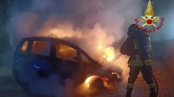 Incendio davanti alla pizzeria, paura e auto distrutta dalle fiamme. Prezioso intervento dei vigili del fuoco