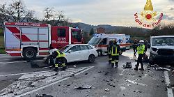 Scontro tra auto e minivan: ferite cinque persone, tutte trasportate al San Donato