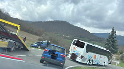 Con l'auto finisce fuori strada in curva: ferito un uomo di 69 anni