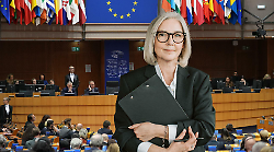 Lavoro, assalto all'Europa: al concorso Ue quasi 175 mila candidati per 1.460 posti. E la met&agrave; sono italiani. Ce la far&agrave; uno su 120