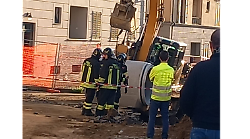 Ruspa sprofonda nel cantiere stradale: intervento di vigili del fuoco, polizia municipale e tecnici