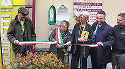 Un defibrillatore nel mercato coperto Campagna amica di Arezzo: iniziativa di Coldiretti e Ordine degli infermieri