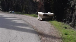 Arezzo, divano abbandonato sulla panoramica di Poti