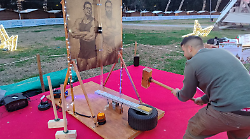 Genitori costruiscono gioco di forza per raccogliere soldi a favore della scuola dei figli