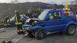 Grave incidente stradale, scontro tra tre auto. Ferita una donna