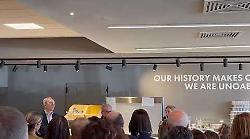 Applauso da brivido dei lavoratori di Unoaerre per Sergio Squarcialupi che salv&ograve; l'azienda in festa per i 100 anni