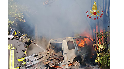 Muore nell'auto che prende fuoco, aveva 71 anni: dinamica oscura