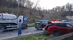 Scontro sulla 71 tra due auto e mezzo pesante. Feriti un ventenne e una donna di 39 anni