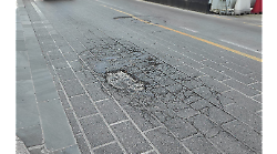 Buche lungo le strade di Arezzo, da via Morse a San Zeno: le segnalazioni dei cittadini al sito del Comune