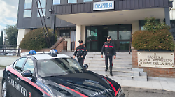 Pugno in faccia al tassista per non pagare la corsa: lesioni e occhiali spaccati. Arrestato ventenne