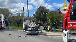 Scontro fra due auto e una si ribalta: ottantenne trasportato in ospedale